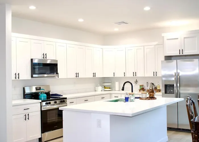 New Sw Inspired Home, 9 Guests, Tesla Ready, Pet Friendly Page