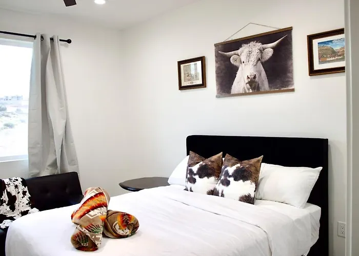 New Sw Inspired Home, 9 Guests, Tesla Ready, Pet Friendly