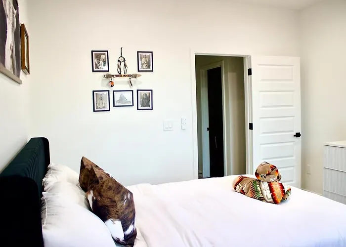 New Sw Inspired Home, 9 Guests, Tesla Ready, Pet Friendly * Page