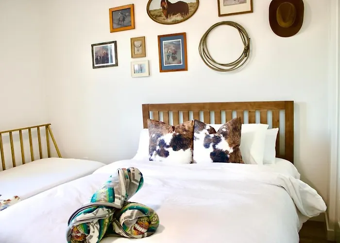 New Sw Inspired Home, 9 Guests, Tesla Ready, Pet Friendly Ferienhaus Page
